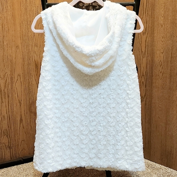 Faux Fur Vest - Picture 2 of 11